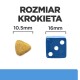 Obrazek pokazujący porównanie rozmiaru granulek karmy dla zwierząt z niebieską kostką do gry. Granulki mają 10,5 mm, kostka ma 16 mm. Tekst brzmi "ROZMIAR KROKIETA".