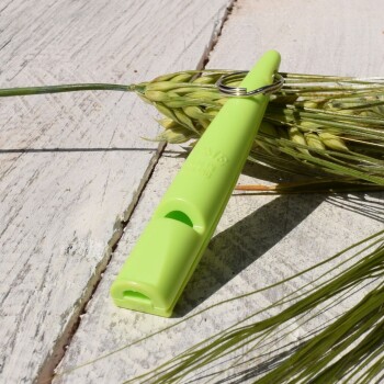 Hand hält eine grüne 80-mm-Pfeife mit Schlüsselring, Lanyard-Clip und zweisprachigem Bedienungshandbuch von ACME Whistles.