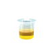 Ein klarer Messbecher mit einer gelben Flüssigkeit, der mit Messungen bis zu 30 ml gekennzeichnet ist, auf einem weißen Hintergrund.