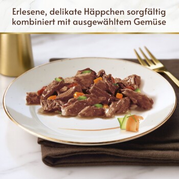 Zerkleinertes Nassfutter mit Erbsen und Karotten auf weißem Teller; Text: 'Erlesene, delikate Häppchen...'