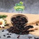 Getrocknete Haustierleckerlis in einer Holzschüssel, mit einigen verstreut auf einer Juteschicht, neben einer Blume und Kiefernnadeln; das Logo 'LYRA NATURE POWER' ist sichtbar.