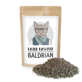 Eine Tüte Katzenminze mit der Aufschrift "Kater Kasimir BALDRIAN", die eine illustrierte Katze mit Brille und Schal zeigt, mit verstreuter Katzenminze daneben.