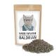 Eine Tüte Katzenminze mit der Aufschrift "Kater Kasimir BALDRIAN", die eine illustrierte Katze mit Brille und Schal zeigt, mit verstreuter Katzenminze daneben.