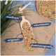 Ein Holzlöffel mit buntem Vogelfutter auf Jute, beschriftet mit "reich an Protein", "natürlich", "artengerecht" und "abwechslungsreich."