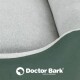 Eine Nahaufnahme eines grauen Haustierbettes mit einem grünen Rand, das das Logo "Doctor Bark" und den Text "MADE IN GERMANY" zeigt.
