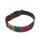 Bunter Haustierhalsband mit einem gewebten Design in rot, grün, blau und beige, akzentuiert mit braunen Kreuzen.