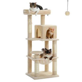 Drei Katzen entspannen auf einem beigen, mehrstöckigen Katzenbaum, der einen gemütlichen Rückzugsort, Kratzpfosten und ein hängendes Spielzeug bietet.