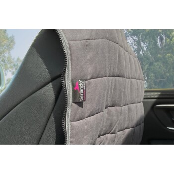 Graue gesteppte Haustier-Autositzauflage mit Reißverschluss und Tierlando-Markenetikett im Fahrzeug.