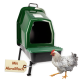 Grüne Hühnernestbox mit ausrollbarer Schublade, Schild 'Mit Abrollfach', weiße gesprenkelte Henne daneben.