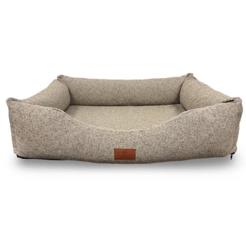 orthopädisches Hundebett Luna beige XL Rechteckiges beiges Tweed-Hundebett mit erhöhten Seitenkissen und abgesenkter Vorderseite, braunes Lederetikett mit der Aufschrift PETLIVING.