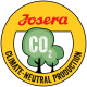 Josera-Logo auf einem runden Abzeichen mit grünen Bäumen und dem Text "CO2" und "KLIMANEUTRALE PRODUKTION" in fetten schwarzen Buchstaben.