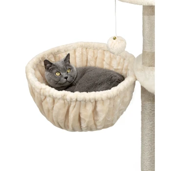 Eine graue Katze mit leuchtend gelben Augen, die in einem plüschigen, cremefarbenen Katzenbett entspannt, das an einem Katzenbaum mit einem baumelnden Spielzeug befestigt ist.