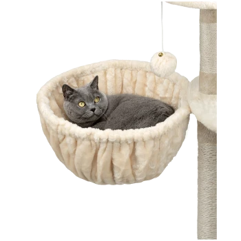 Eine graue Katze mit leuchtend gelben Augen, die in einem plüschigen, cremefarbenen Katzenbett entspannt, das an einem Katzenbaum mit einem baumelnden Spielzeug befestigt ist.