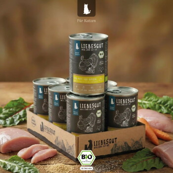 Stapel LIEBESGUT Dosenfutter (Bio‑Pute für Katzen) in einer Schale mit BIO‑Label, rohem Fleisch und Grünzeug