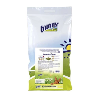Eine bunte Bunny Nature Kaninchenfutterverpackung mit einem Sonnen- und Grasdesign, mit dem Produktnamen "Kaninchentraum" auf der Rückseite.