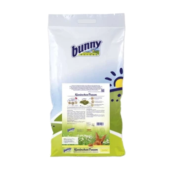 Un sac de nourriture pour lapins Bunny Nature coloré avec un design de soleil et d'herbe, présentant le nom du produit "Kaninchentraum" au dos.