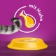 Ein gestreifter Katzenschwanz ist neben einer gelben Haustierschüssel auf einem lila Hintergrund sichtbar, mit dem Text 'mit Huhn' und einer Illustration eines Hühnerbeins.