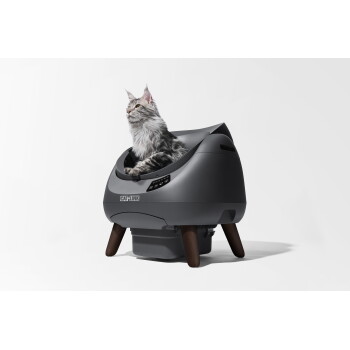 Langhaarige grau-getigerte Katze in einer eleganten dunkelgrauen automatischen Katzentoilette mit Holzbeinen, Aufschrift 'CAT-LINK'.