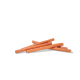 Ein Haufen dünner, orangefarbener Hundeleckerlis, die auf einem weißen Hintergrund angeordnet sind und wie Kaustangen aussehen.