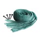Rouleau de filet pour animaux de compagnie vert avec quatre piquets noirs, idéal pour sécuriser les zones extérieures pour animaux.