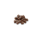 Ein Haufen brauner, knochenförmiger Hundeleckereien auf einem weißen Hintergrund.