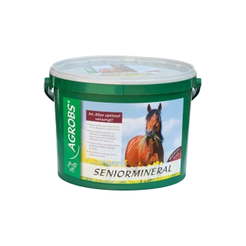 Grüner Eimer mit der Aufschrift "AGROBS SENIORMINERAL" und einem Pferd auf der Vorderseite, der optimale Pflege für ältere Pferde fördert.