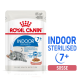 Royal Canin Indoor Sterilised Katzenfutterbeutel für Katzen über 7 Jahre, mit einer grauen Katze auf der Vorderseite und dem Text 'Gravy Sauce'.