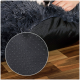 Ein gemütliches Haustierbett mit einem flauschigen navyblauen Außenmaterial und einer strukturierten schwarzen Basis, mit einer Nahaufnahme der rutschfesten Oberfläche.