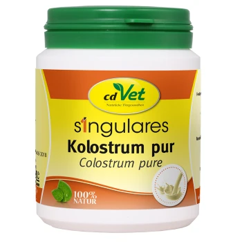 Weißer Behälter von cdVet Colostrum Pure mit grünem Deckel, mit gelben und weißen Etiketten, die "100% NATUR" betonen.