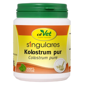 Weißer Behälter von cdVet Colostrum Pure mit grünem Deckel, mit gelben und weißen Etiketten, die "100% NATUR" betonen.