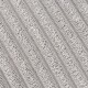 Close-up van een zachte, gestructureerde grijze huisdierendeken met afwisselend pluche en gladde strepen.
