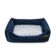 Navyblaue Haustierliege mit plüschigem grauem Kissen, mit erhöhten Seiten für Komfort und einem kleinen Lederetikett an der Seite.