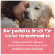 Ein zylindrischer Behälter für Haustierleckerlis mit einem rosa Deckel und schwarzem Boden, mit einem Pfotenabdruck-Logo und dem Text "SOFT" und "FÜR HUNDE."