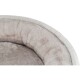 Nahaufnahme eines weichen, runden Haustierbettes mit einem plüschigen, beigen Innenraum und einem hellen äußeren Rand.