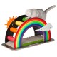 Eine verspielte graue Katze mit rundem Gesicht, die auf einem bunten, regenbogenförmigen Kratzbaum läuft, der lebendige Schaumstoffrollen und ein Sonnendesign aufweist.