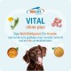 Dog Fit VITAL shine plus Etikett mit 'Das Wohlfühlpaket für Hunde', brauner Hund, der sich die Lippen leckt, Kräuter- und Nahrungsergänzungsbilder.
