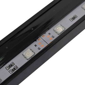 LED-Lichtleiste mit roten und grünen Dioden, montiert auf einem schwarzen Hintergrund, zeigt eine Nahaufnahme der Leiterplatte.