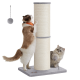 Zwei Katzen spielen an einem grauen und beigen Kratzbaum mit befestigten hängenden Spielzeugen auf weißem Hintergrund.