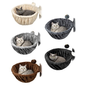 Fünf plüschige Katzenbetten in verschiedenen Farben (creme, grau, dunkelgrau, braun, schwarz) mit einem verspielten Pom-Pom-Spielzeug.