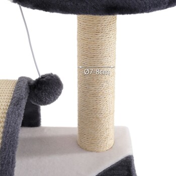 Nahaufnahme eines Katzenbaumstamms, der mit natürlichem Sisal-Seil umwickelt ist, mit einem Durchmesser von 7-8 cm, mit einem weichen grauen Pom-Pom in der Nähe.