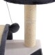 Nahaufnahme eines Katzenbaumstamms, der mit natürlichem Sisal-Seil umwickelt ist, mit einem Durchmesser von 7-8 cm, mit einem weichen grauen Pom-Pom in der Nähe.