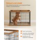 Eine robuste Hundebox mit einer Holzoberseite und Metallseiten, in der ein kleiner Hund untergebracht ist. Der Text: "Robust und stabil" hebt die starke Bauweise hervor.