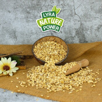 Holzschale gefüllt mit Hafer, der auf eine Juteschicht fällt, mit einem Holzlöffel und einer Blume in der Nähe; "LYRA NATURE POWER"-Logo darüber.