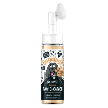 Flasche Bugalugs No Rinse Haferflocken Pfotenreiniger mit Silikonbürste, Schaumshampoo für Hunde, 200 ml, vegan und parabenfrei.