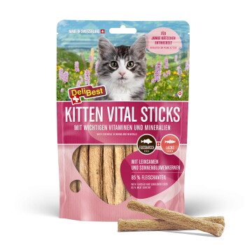 DeliBest KITTEN VITAL STICKS Tüte mit Kätzchen-Foto, sichtbare Stick-Leckerlis; Text: Mit wichtigen Vitaminen, 85% Fleischanteil