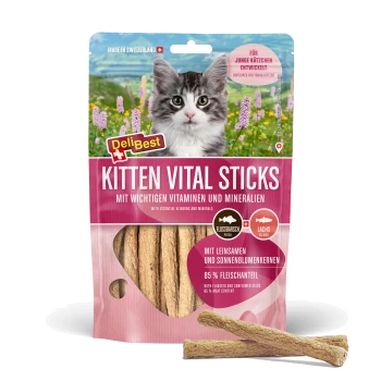 DeliBest KITTEN VITAL STICKS Tüte mit Kätzchen-Foto, sichtbare Stick-Leckerlis; Text: Mit wichtigen Vitaminen, 85% Fleischanteil