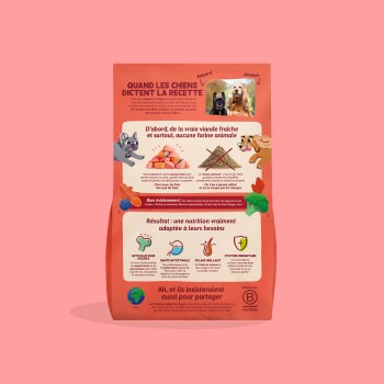 Sac de nourriture pour chiens rouge-orangé avec deux photos de chiens, titre en français « QUAND LES CHIENS DICTENT LA RECETTE » et icônes nutritionnelles pour articulations, digestion, pelage, immunité