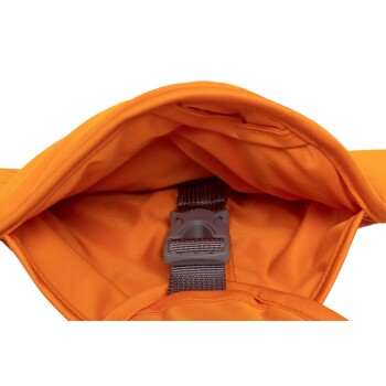 Nahaufnahme eines orangen Haustiergeschirrs, das ein graues Schloss und eine weiche Innenauskleidung aufweist, entworfen für Komfort und Sicherheit.