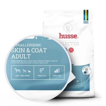 Hundefutterbeutel mit der Aufschrift "Ocean Care Mini" in Pink, mit einem Hundesymbol und Hervorhebung von Präbiotika, glutenfrei und Lachs.