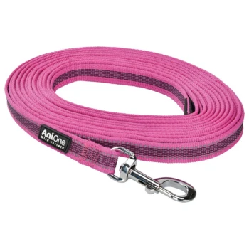 Eine pinke Haustierleine mit schwarzen Akzenten, mit einem Metallclip an einem Ende und dem Markenschild "AniOne Wild Variety."